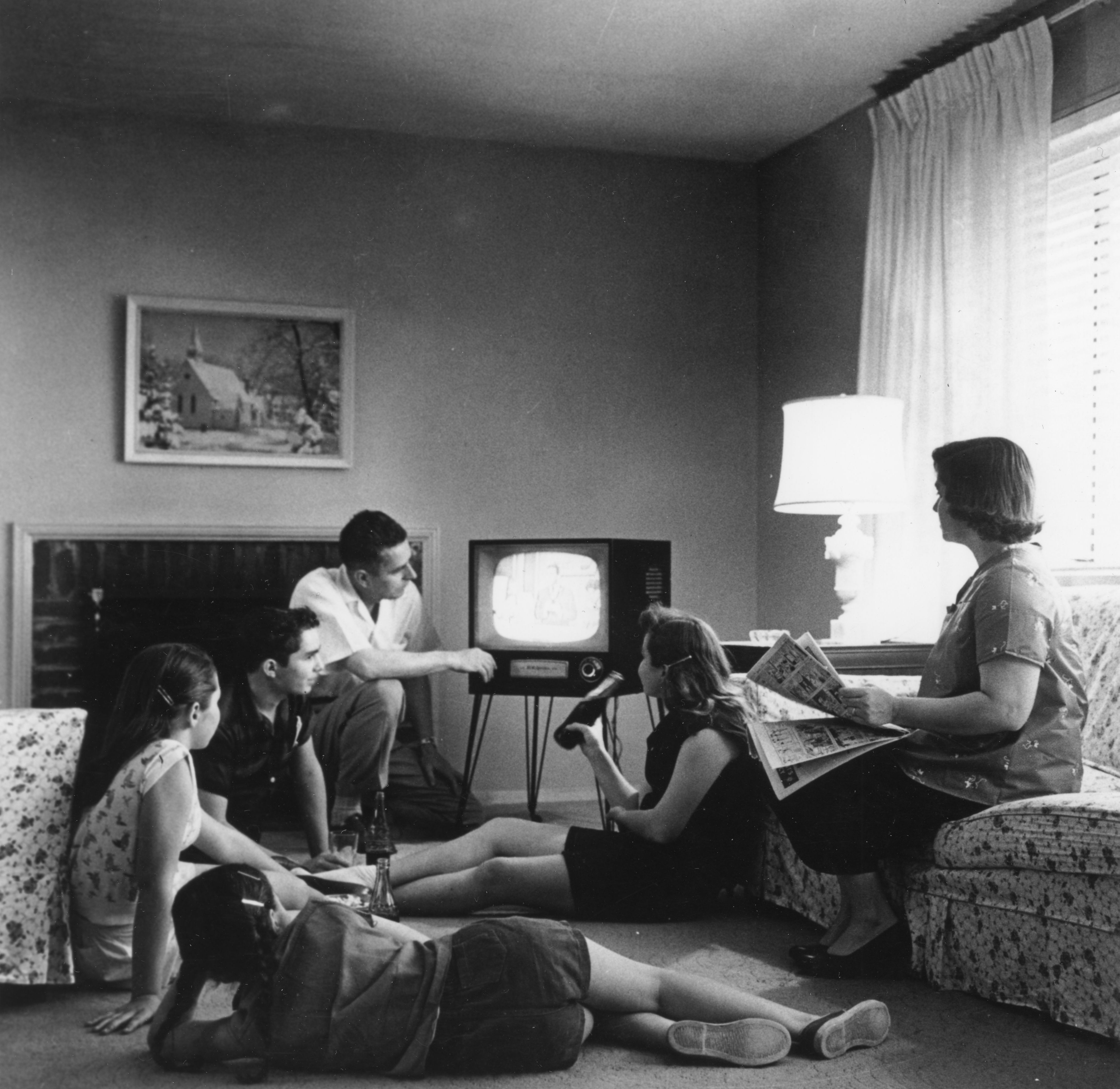 A family watching an analog television in 1958.